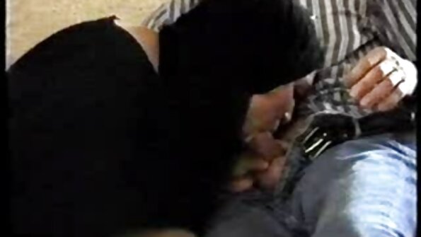 ब्रुनेट मॉमी उसकी पेंटी के नीचे उसके नाशपाती को पॉलिश करती है बफ फुल सेक्सी फिल्म